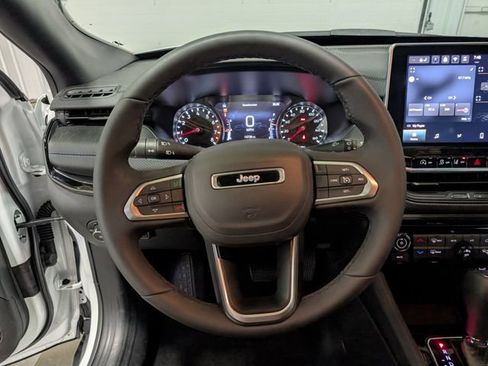 Used 2025 Jeep Compass Latitude w/ Convenience Group AWD/4WD image 16