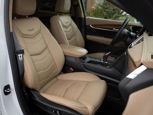 Used 2017 Cadillac XT5 Platinum w/ Driver Assist Package image 34