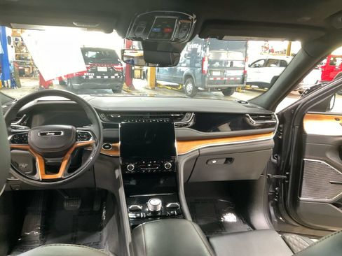 Used 2024 Jeep Grand Cherokee Summit AWD/4WD image 31