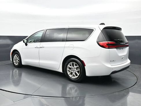 Used 2024 Chrysler Pacifica Touring-L FWD image 7