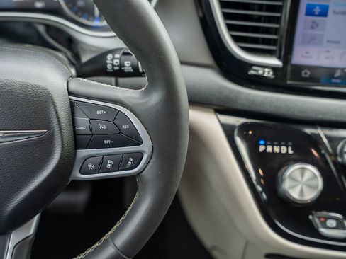 Used 2023 Chrysler Pacifica Touring-L FWD image 36