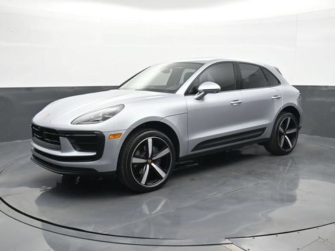Certified 2025 Porsche Macan AWD/4WD image 1