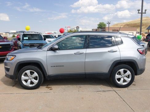 Used 2019 Jeep Compass Latitude w/ Cold Weather Group AWD/4WD image 3
