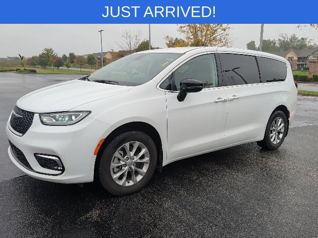 Used 2024 Chrysler Pacifica Touring-L AWD/4WD image 3