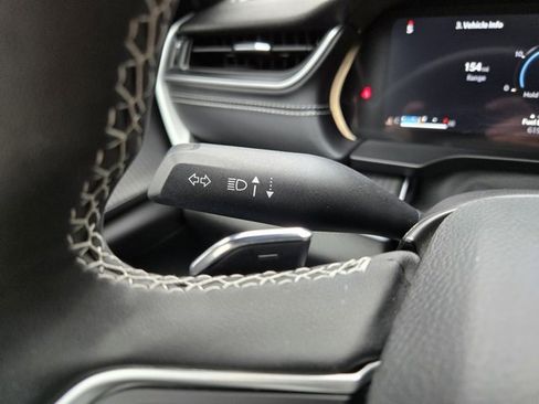 Used 2025 Jeep Grand Cherokee Altitude image 21