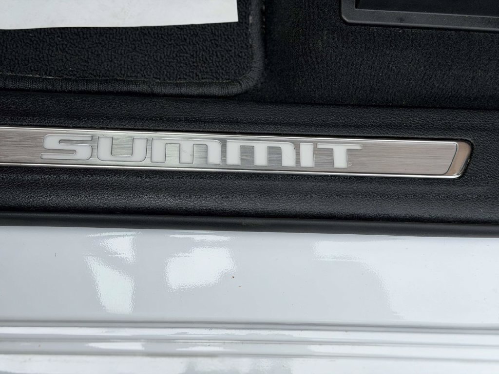 Used 2025 Jeep Grand Cherokee Summit AWD/4WD image 23