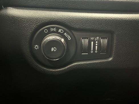 New 2026 Chrysler Pacifica Select FWD image 24