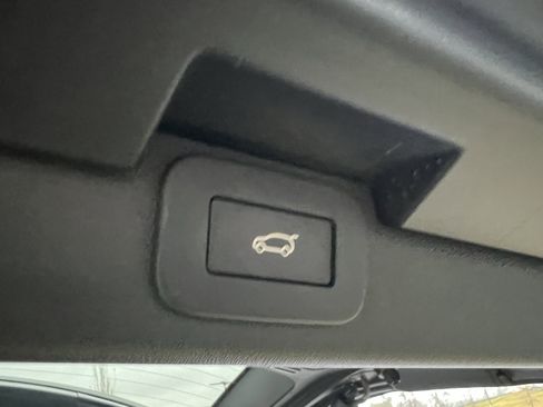 Certified 2024 Land Rover Discovery Metropolitan Edition image 39