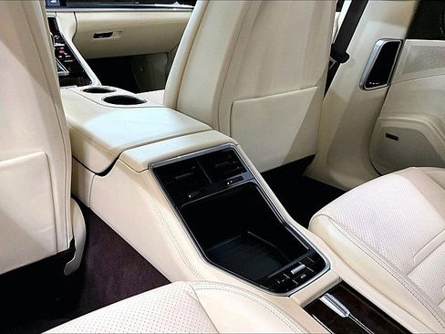 Used 2019 Porsche Panamera w/ Premium Package image 24