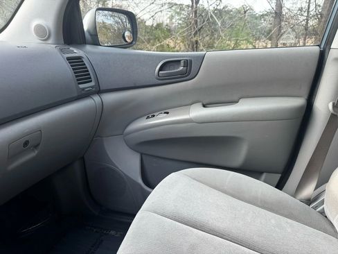 Used 2011 Kia Sedona LX w/ PWR Pkg image 9