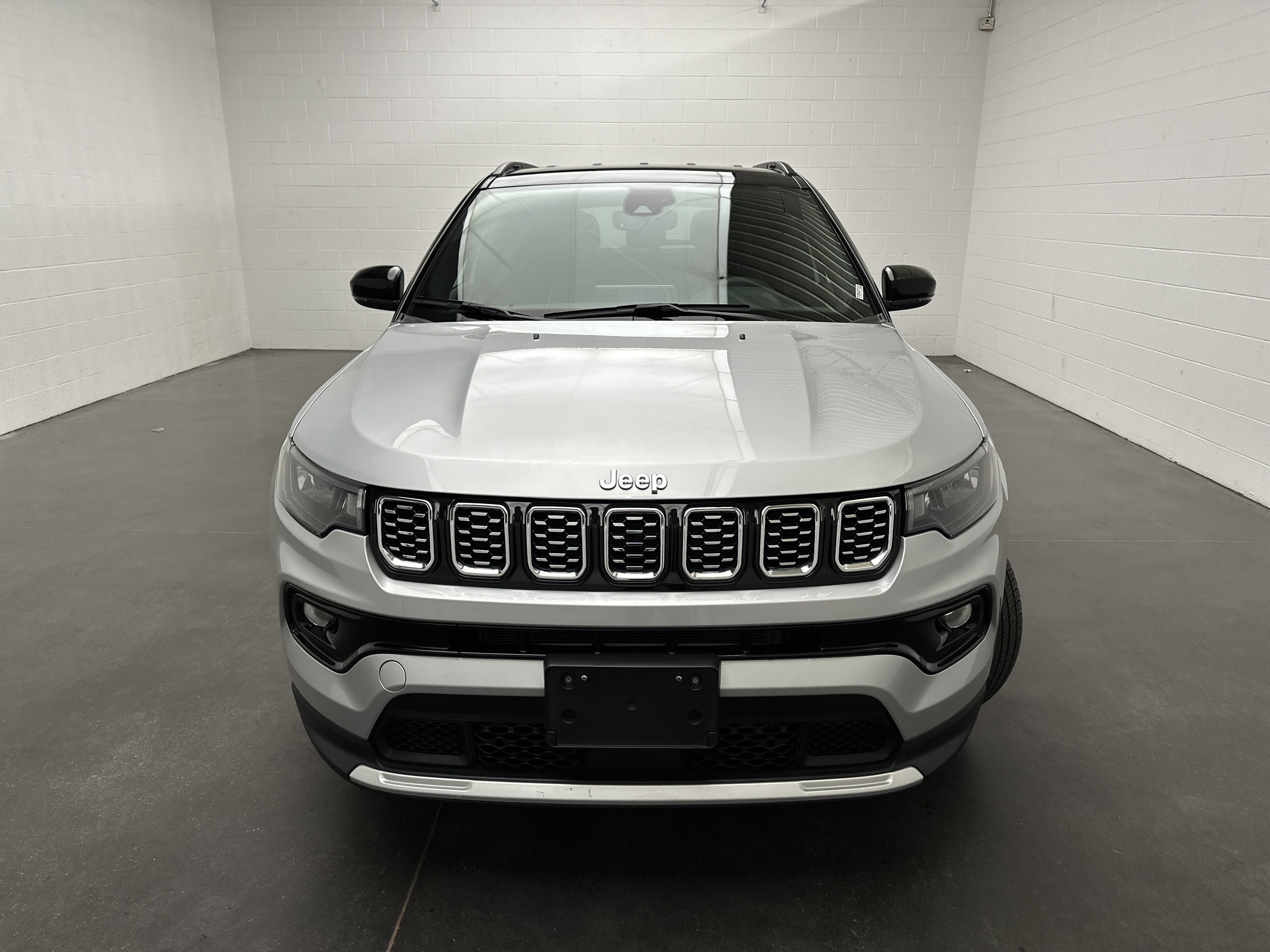 Used 2025 Jeep Compass Limited AWD/4WD image 3