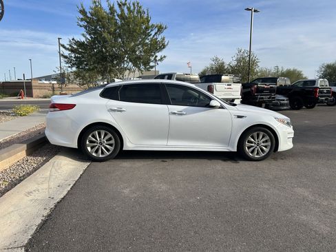 Used 2018 Kia Optima LX w/ 17" Alloy Wheels Package image 2