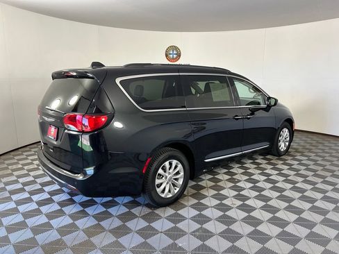 Used 2017 Chrysler Pacifica Touring-L FWD image 16