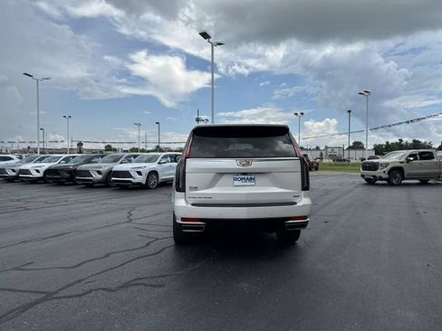 Certified 2021 Cadillac Escalade Premium Luxury AWD/4WD image 4