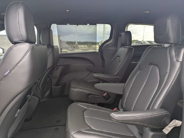 New 2027 Chrysler Pacifica Select FWD image 14