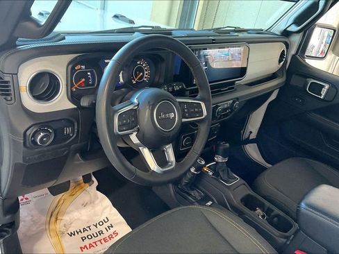 Used 2025 Jeep Wrangler Unlimited Sahara AWD/4WD image 4