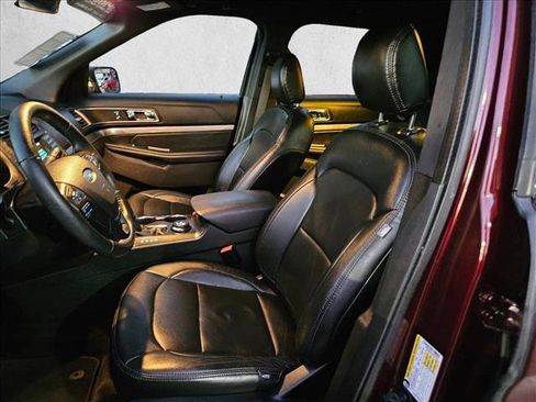 Used 2018 Ford Explorer XLT image 16