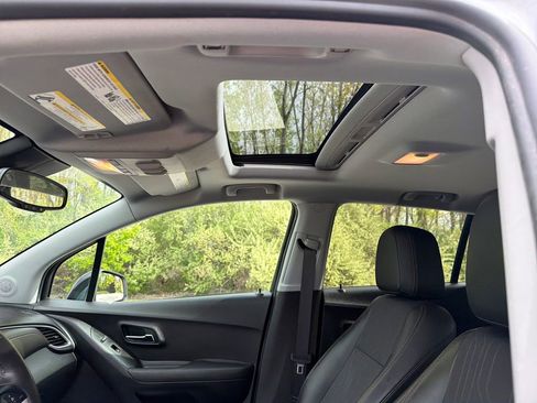 Used 2020 Chevrolet Trax LT w/ Sun & Sound Package FWD image 21