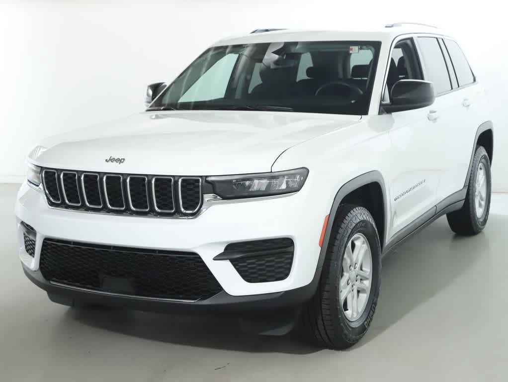 Used 2023 Jeep Grand Cherokee Laredo AWD/4WD image 1
