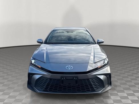 Used 2025 Toyota Camry SE image 2