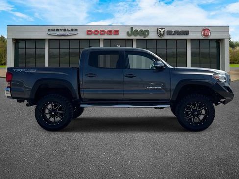 Used 2017 Toyota Tacoma TRD Sport AWD/4WD image 25