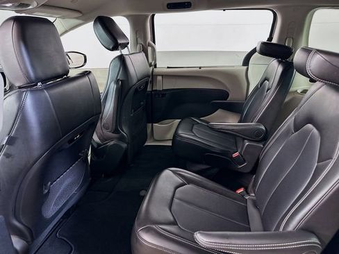Used 2024 Chrysler Pacifica Touring-L image 18
