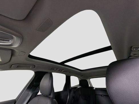 Certified 2023 Volvo XC60 B5 Plus AWD/4WD image 23