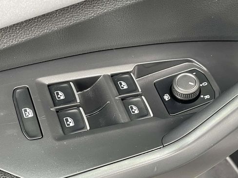 Used 2025 Volkswagen Jetta SE image 22