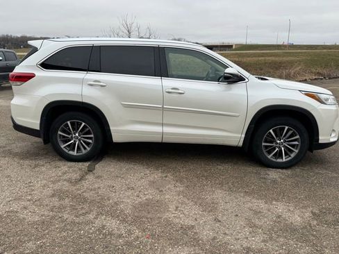 Used 2017 Toyota Highlander XLE w/ Carpet Mat Package image 12