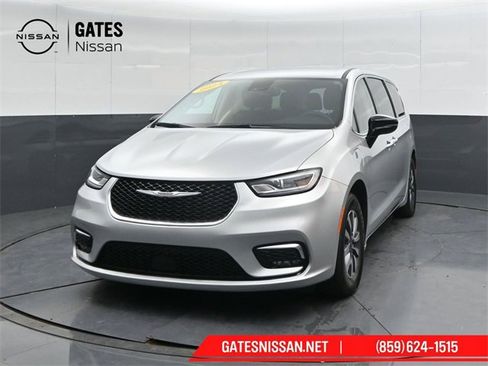 Used 2024 Chrysler Pacifica Select image 6