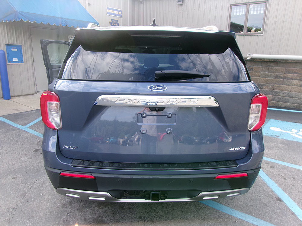 Used 2021 Ford Explorer XLT w/ Equipment Group 202A AWD/4WD image 4