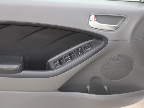 Used 2017 Kia Forte LX image 9