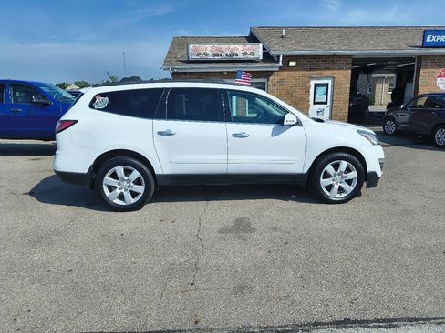 Used 2017 Chevrolet Traverse LT w/ Style and Technology Package FWD image 2
