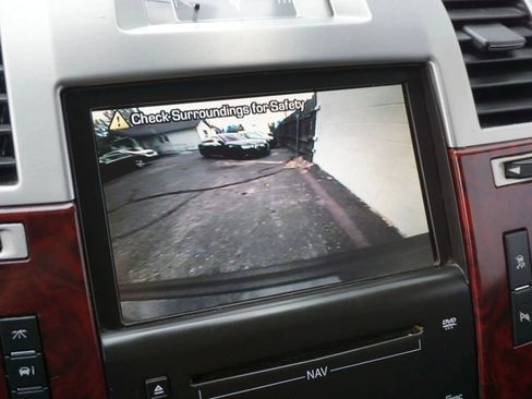 Used 2010 Cadillac Escalade Premium image 13