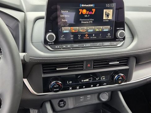 Used 2025 Nissan Rogue SV FWD image 17