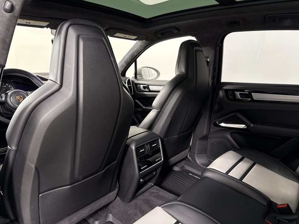 Certified 2023 Porsche Cayenne Turbo AWD/4WD image 25