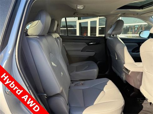 Used 2023 Toyota Highlander XLE image 12