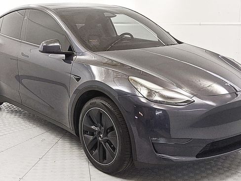 Used 2024 Tesla Model Y Long Range AWD/4WD image 1