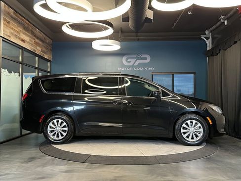 Used 2017 Chrysler Pacifica Touring image 2