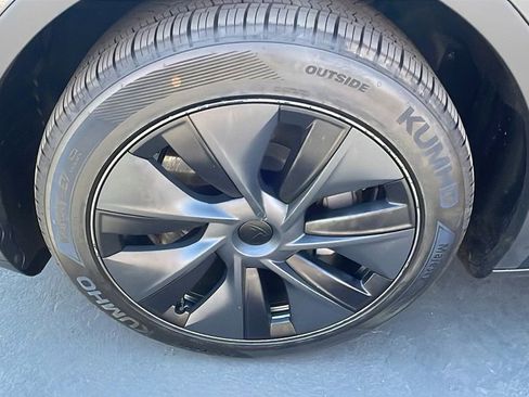 Used 2024 Tesla Model Y Long Range RWD image 29