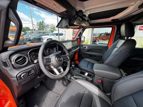 Used 2026 Jeep Wrangler Unlimited Sahara AWD/4WD image 12