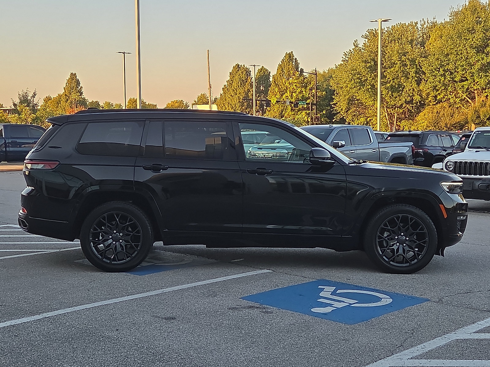 Used 2025 Jeep Grand Cherokee L Summit AWD/4WD image 6