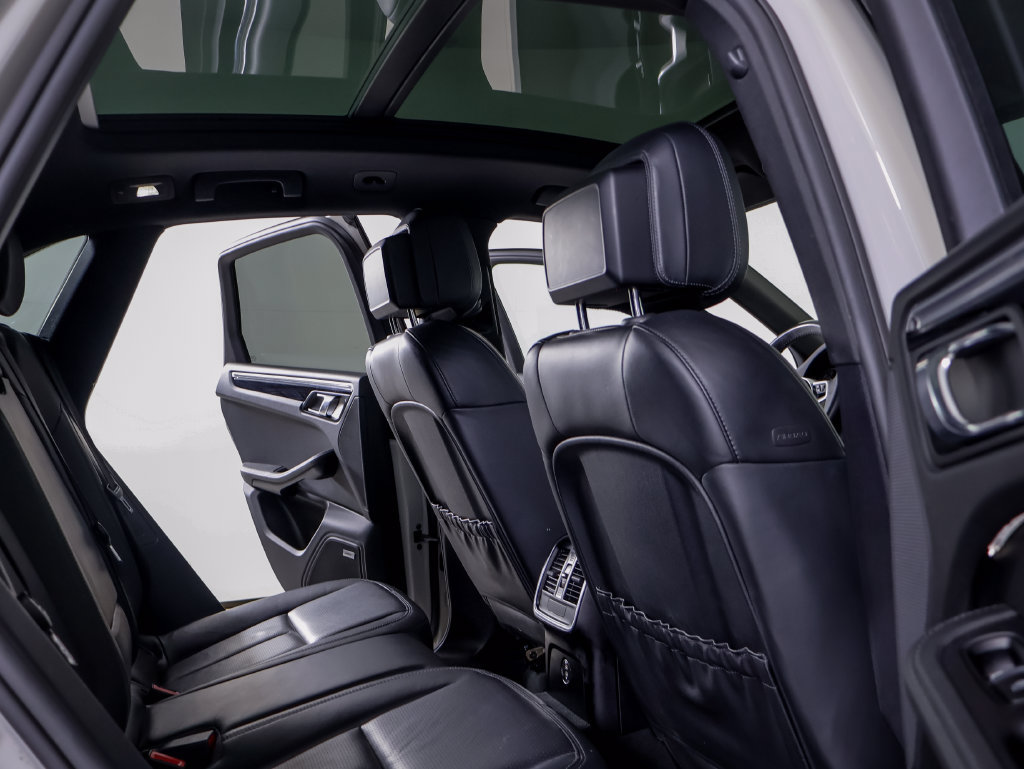 Certified 2021 Porsche Macan S AWD/4WD image 32