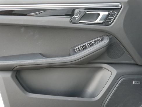 Certified 2025 Porsche Macan image 9