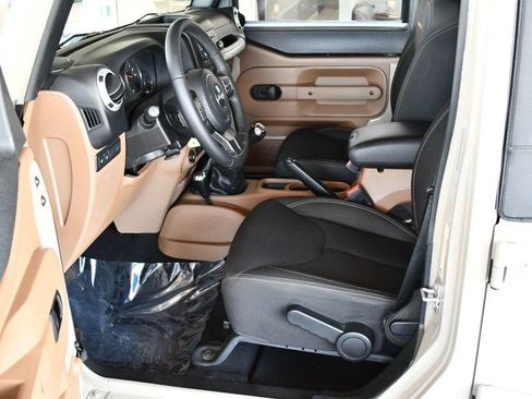 Used 2018 Jeep Wrangler Unlimited Rubicon w/ Connectivity Group AWD/4WD image 42