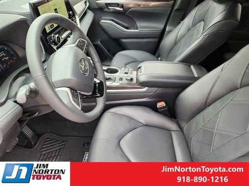 New 2026 Toyota Highlander Platinum AWD/4WD image 12