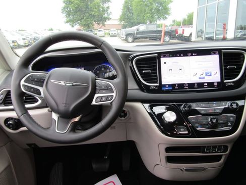 Used 2024 Chrysler Pacifica Touring-L FWD image 5