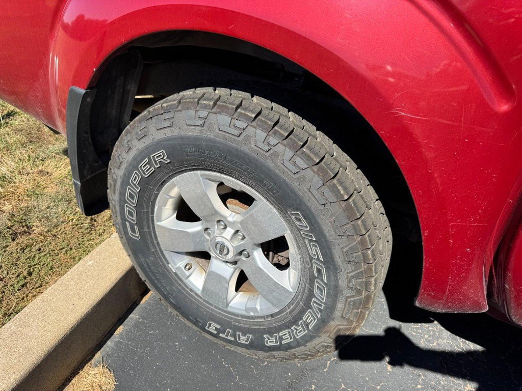 Used 2011 Nissan Frontier SV AWD/4WD image 3
