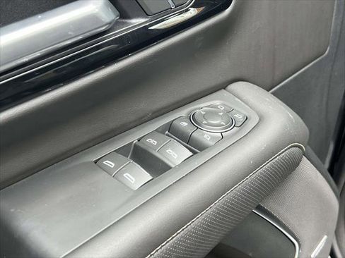 Used 2025 Chevrolet Suburban Premier image 18