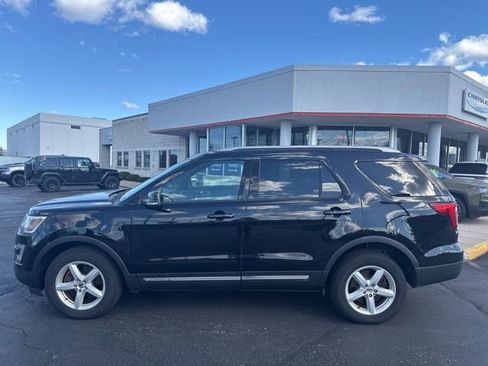 Used 2017 Ford Explorer XLT w/ Equipment Group 202A AWD/4WD image 3